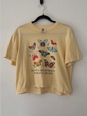COMFORT COLORS BUTTERFLY GRAPHIC CROP TEE BUTTER YELLOW MEDIUM COTTAGECORE